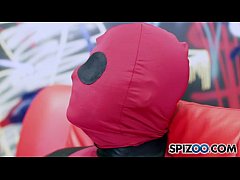 Молодой девушке вдвоем лешили девчтвености