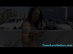 Мастурбация девушки в воде