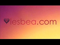 Взрослые женщины с молодыми