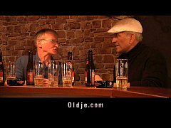 Худых блондинок порят в очко