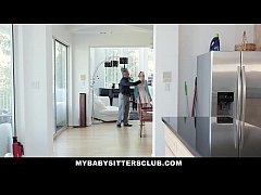 Трахает смазливую блондинку во все дырочки